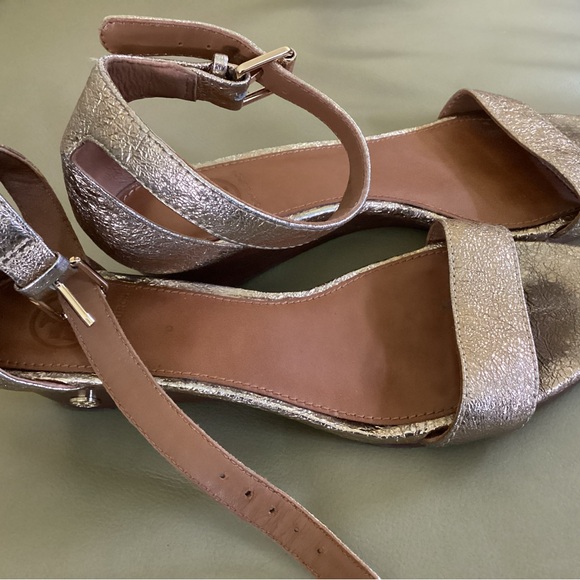 Tory burch gold wedge sandals - Picture 7 of 7